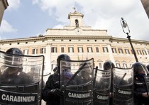 Carabinieri schierati a piazza Montecitorio