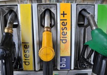 Benzina: prezzo medio 2012 vola 1,787, gasolio record