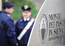 Carabinieri davanti alla sede della Banca Monte dei Paschi di Siena in una foto di archivio