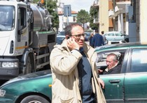 Il sindaco di Civitanova Marche, Tommaso Claudio Corvatta, davanti l'abitazione di via Calatafimi dove si consumato il duplice suicidio