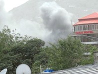Kabul: una colonna di fumo che si leva nel cielo vicino all'Hotel Central