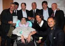 Stefano Borgonovo con i suoi amici calciatori nel 2010