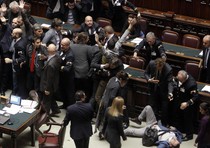 Un momento della bagarre alla Camera dopo voto Imu-Bankitalia