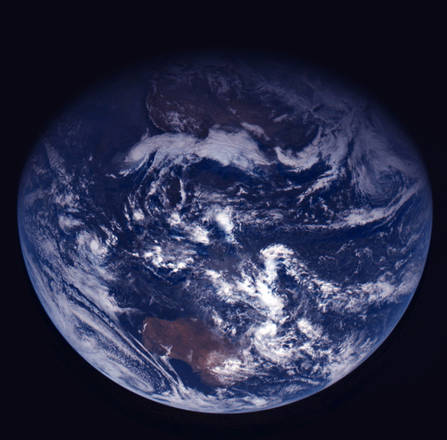 La Terra, nei colori reali (fonte: ESA ©2005 MPS for OSIRIS Team MPS/UPD/LAM/IAA/ RSSD/INTA/UPM/DASP/IDA)