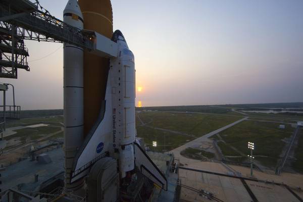Lo shuttle Atlantis sulla rampa di lancio al Kennedy Space Center (fonte: NASA/Dimitri Gerondidakis)