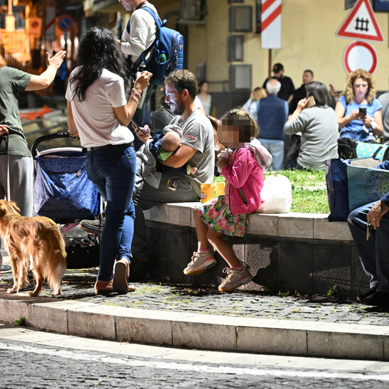 Gente in strada a Pozzuoli dopo le scosse di terremoto