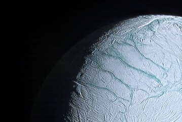 La superficie ghiacciata di Encelado solcata da strisce (fonte: Jason Major da Flickr)