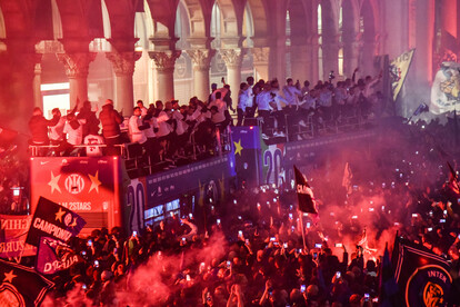Festa Inter: autobus arriva in Duomo, festa per 100mila