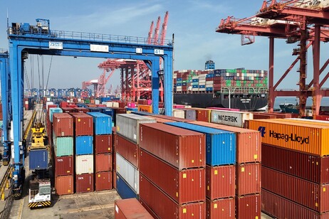 ++ Cina: surplus marzo cala a 58,55 miliardi, export a -7,5% ++