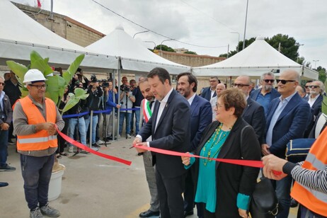 Il ministro Salvini e il sindaco di Taranto Melucci all'inaugurazione del cantiere Brt