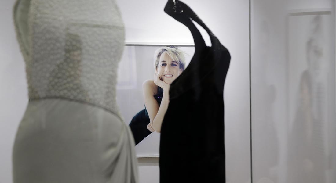 Una foto di Mario Testino di Diana, s'intravede tra due abiti © AP