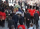 Il feretro di Diana seguoto dal Principe Carlo, dai figli Harry e William e dal fratello Earl Charles Spencer il 6 settembre 1997 (ANSA)