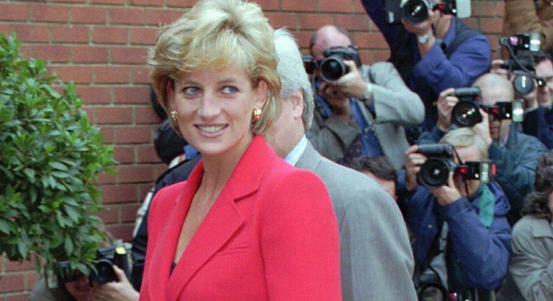 Abito rosso disegnato da Caroline Walker e indossato da Diana nel 1996 in occasione dell'HIV/Aids Charity London Lighthouse. L'immagine è nella mostra intitolata 