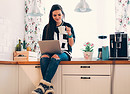 Una giovane studia in casa nella cucina trasformata in bar. foto iStock. (ANSA)