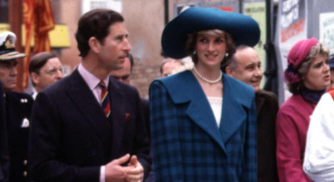 Diana in blue tartan di Emanuel indossato a Venezia durante la visita ufficiale di stato con il principe Carlo © AP