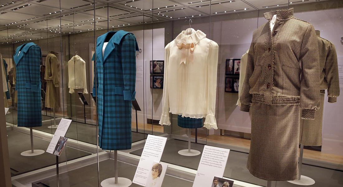 Una selezione di cappotti e abiti indossati da Diana. A destra un abito in tweed marrone di Bill Pashley, indossato nella luna di miele in Scozia nel  1981 © AP