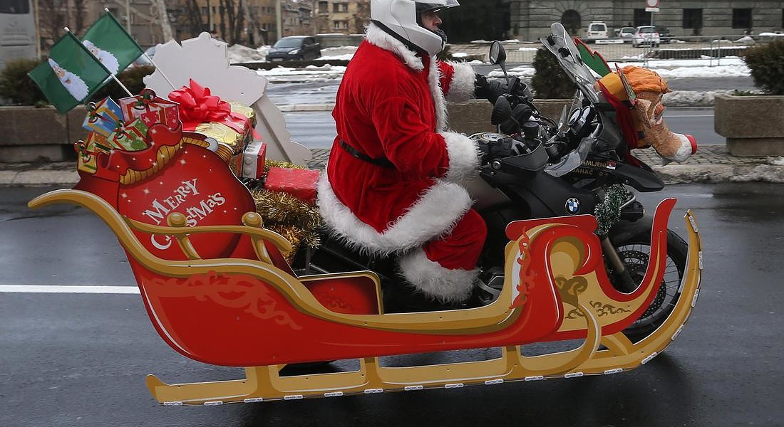 Motorcyclists dressed in costumes of Santa Claus © EPA