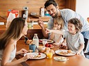 Una famiglia fa colazione insieme foto iStock. (ANSA)