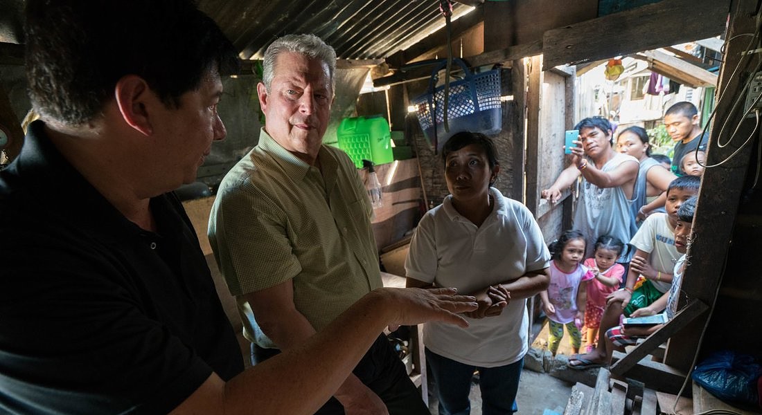 Al Gore incontra i rifugiati del tifone nelle filippine, è un scena di Un incovenient sequel © Ansa