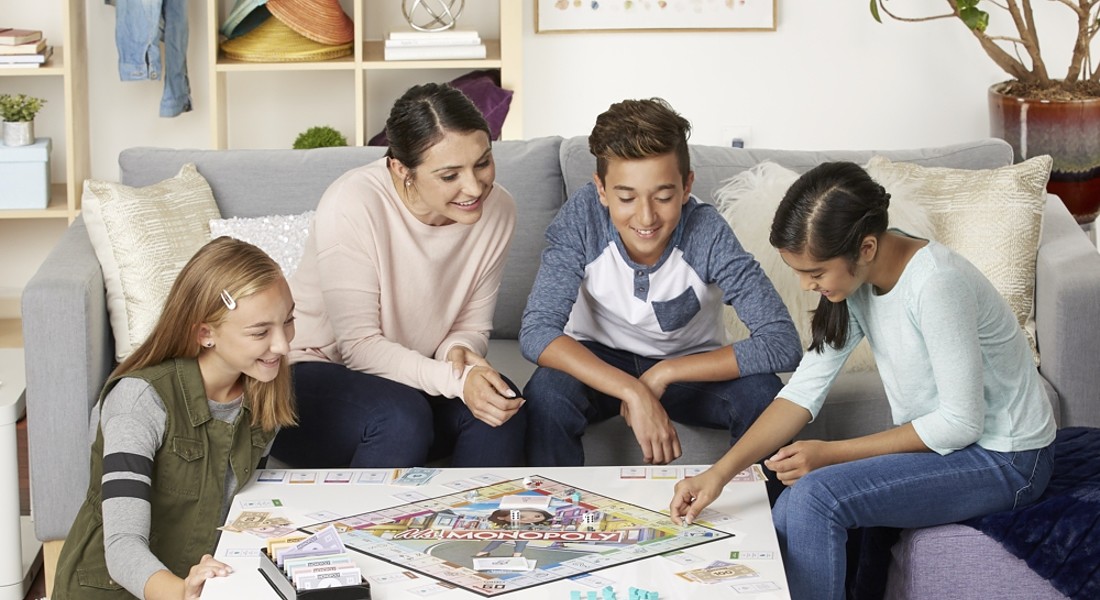 Famiglia che gioca a Ms. Monopoly