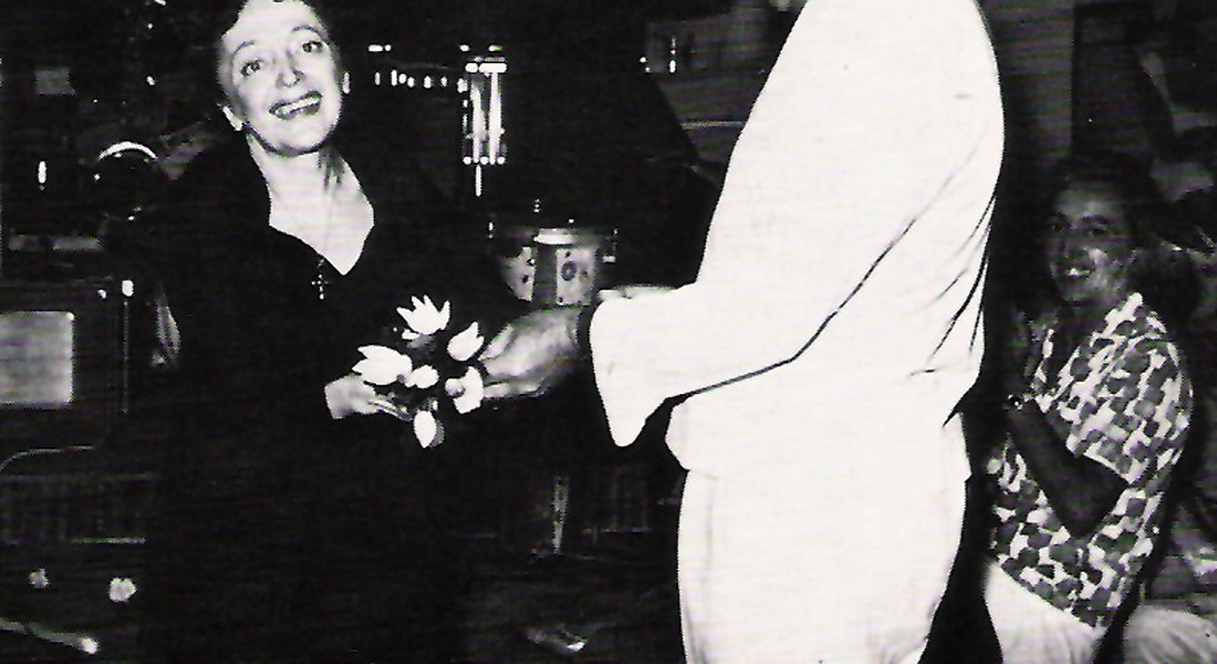Nell'immagine di repertorio ( 8  agosto 1959) Edith Piaf canta alla Capannina a Forte dei Marmi. FRANCO SILVI /ANSA /jI © ANSA 