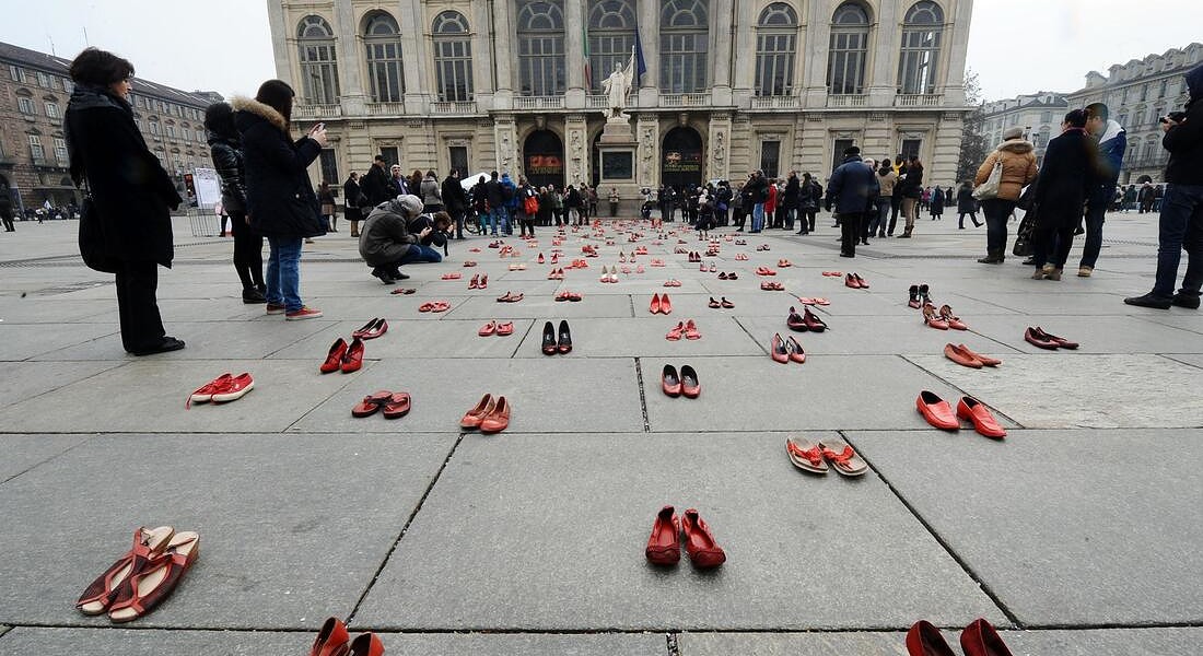 Scarpe rosse in piazza Castello a Torino per il progetto artistico 'Zapatos rojos' di Elina Chauvet, realizzato per ricordare le donne morte nella citta' messicana di Ciudad Juarez. © ANSA