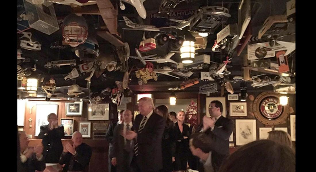 Donald Trump nella steak house 21 Club di Manhattan dove ha cenato con la famiglia il 14 novembre  2016, in una foto twittata dalla reporter di Bloomber Taylor Riggs. © ANSA