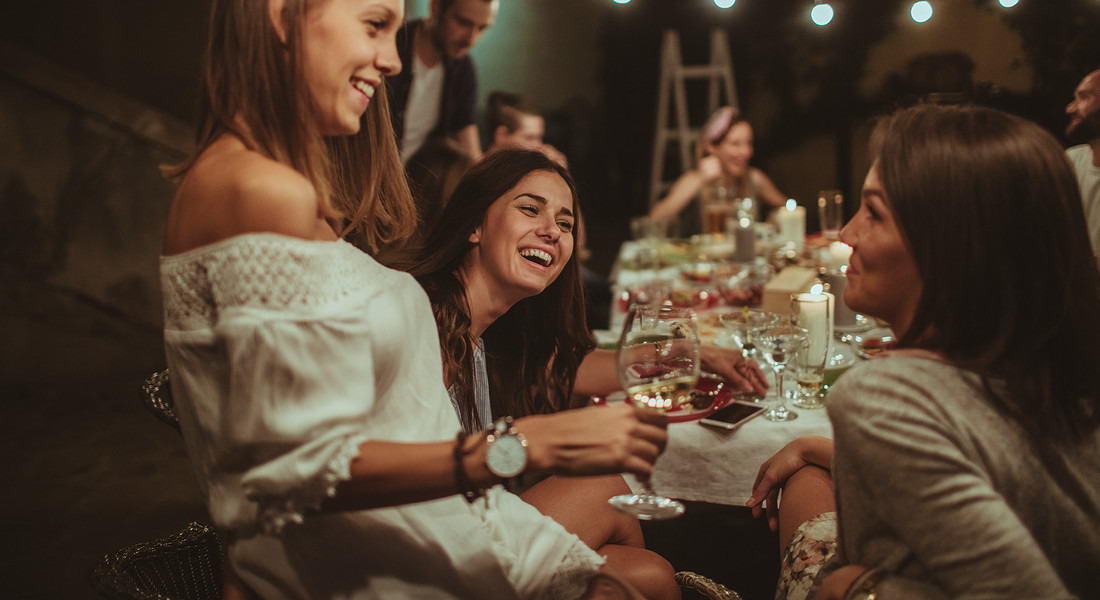 Un party tra giovani, si beve vino. Foto AleksandarNakic iStock. © Ansa