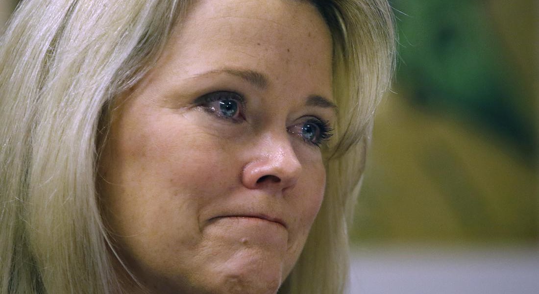 Former Boston television news anchor Heather Unruh holds back tears while speaking Wednesday, Nov. 8, 2017, in Boston, about the alleged sexual assault of her teenage son by actor Kevin Spacey in the summer of 2016 on Nantucket. © AP
