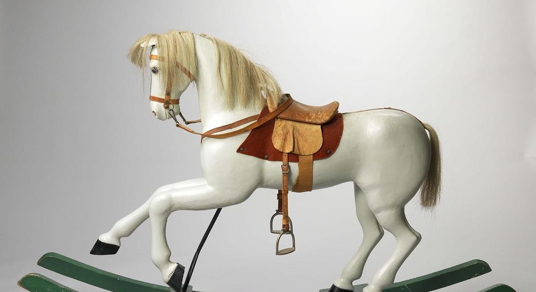archivio giocattoli storici della sovrintendenza di roma capitale cavallo a dondolo	legno|colore|crine di cavallo|vetro|cuoio	sec. XX inizio, 1900 © ANSA