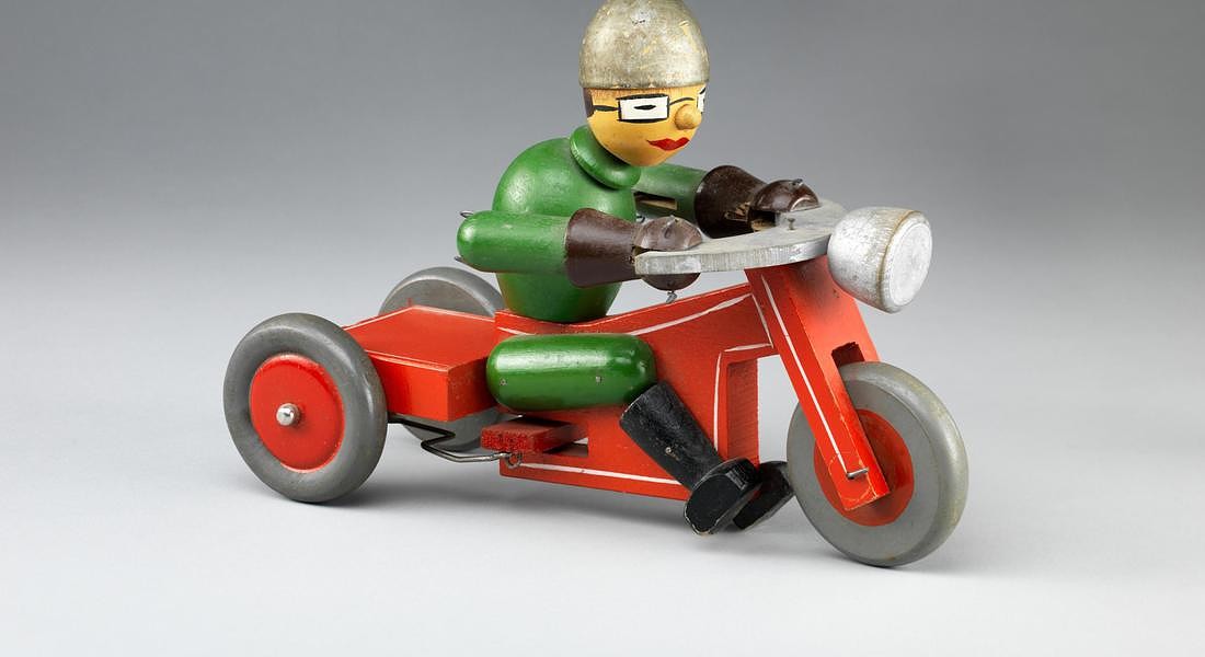 archivio giocattoli storici della sovrintendenza di roma capitale motocicletta con pilota	legno|colore	sec. XX secondo quarto, 1940-1950 © ANSA