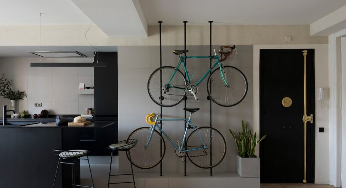 un appartamento di Barcellona che viene affittato con attrezzature per riporre le bici (Colombo e Serboli Architecture) © Ansa