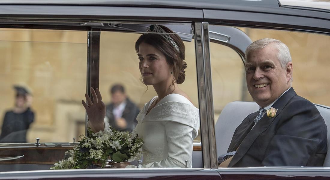 A Windsor si sono sposati la principessa Eugenie e  Jack Brooksbank. Nella foto la sposa con il padre, il principe Andrea, duca di York. © EPA