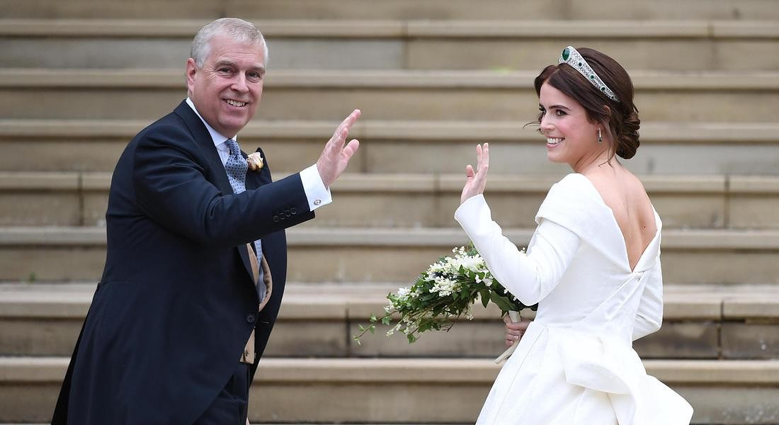 A Windsor si sono sposati la principessa Eugenie e  Jack Brooksbank. Qui la sposa con il padre, il principe Andrea, duca di York © EPA