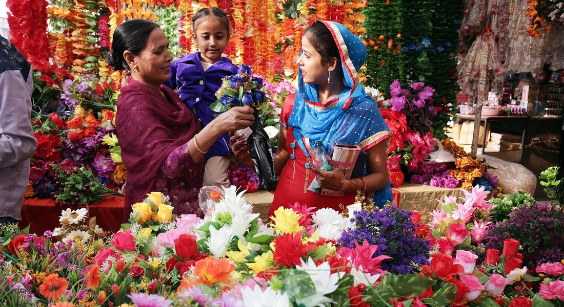 People shop for Diwali festival in Amritsar © EPA