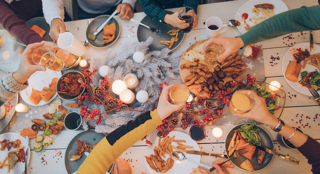 Una tavola abbondante di cibo durante le feste foto iStock. © Ansa