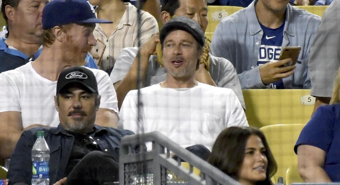 Brad Pitt segue una partita di baseball tra i Los Angeles Dodgers e Oakland Athletics, 10 Aprile 2018, in Los Angeles. © AP