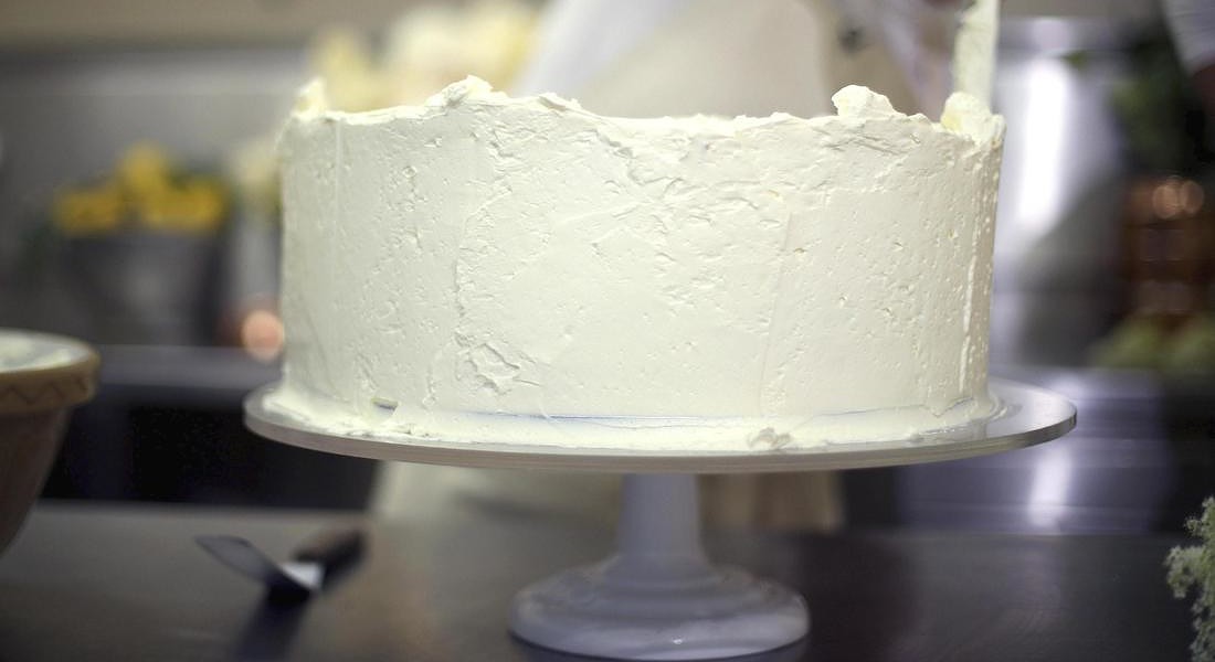 Claire Ptak, proprietaria della Violet Bakery, sta preparando la torta di nozze del principe Harry e Meghan Markle nelle cucine di Buckingham Palace​ © AP