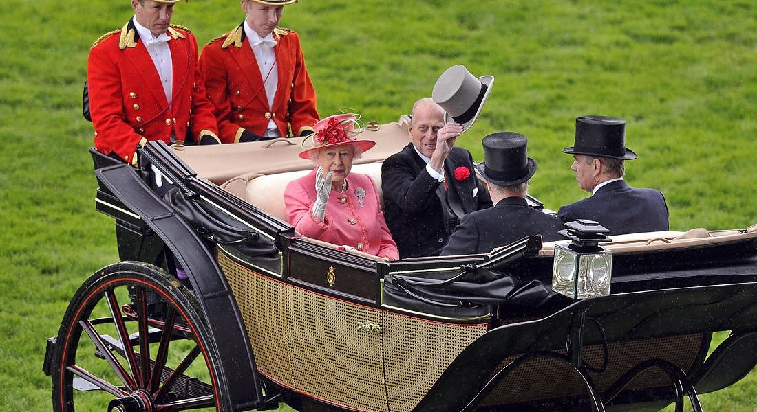 La regina Elisabetta II con il marito Filippo duca di Edimburgo sulla carrozza al Royal Ascot 2011, la stessa che Harry e Meghan useranno il 19 maggio © EPA