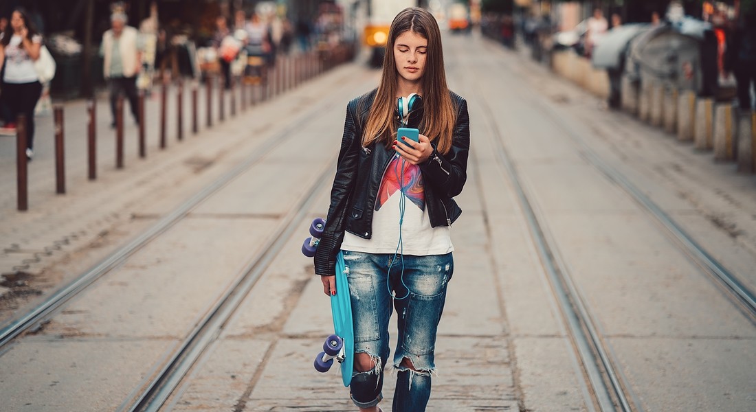 adolescente con lo smartphone . foto iStock. © Ansa