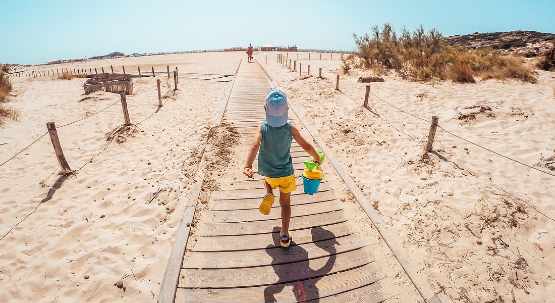 Un bambino corre sulla spiaggia foto iStock. © Ansa