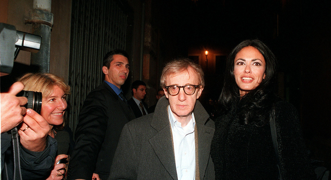 L' attore americano Woody Allen con l' attrice italiana Maria Grazia Cucinotta in un'immagine del  1998 ripresa a Roma © ANSA