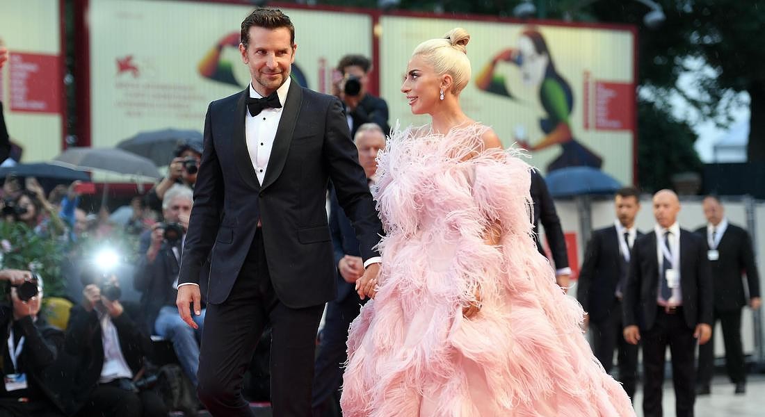 Venice Film Festival 2018: Lady Gaga e Bradley Cooper mano nella mano alla premiere di A star is born © ANSA