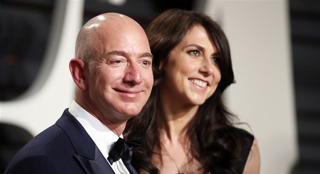 Jeff Bezos con l'ex moglie MacKenzie © Ansa