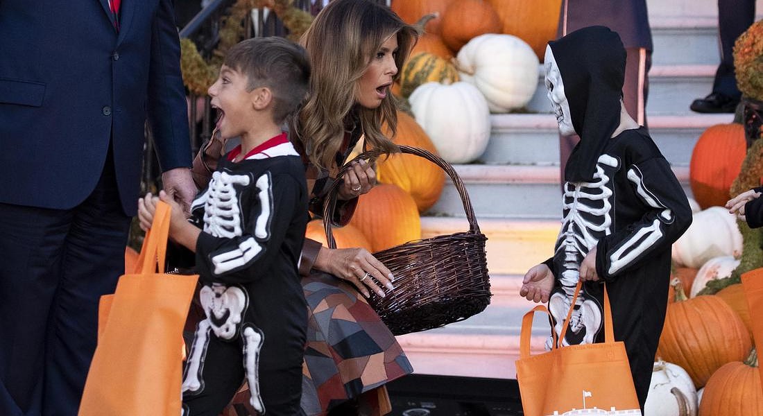 US President Donald J. Trump and First Lady Melania Trump during a Halloween in the White House © EPA