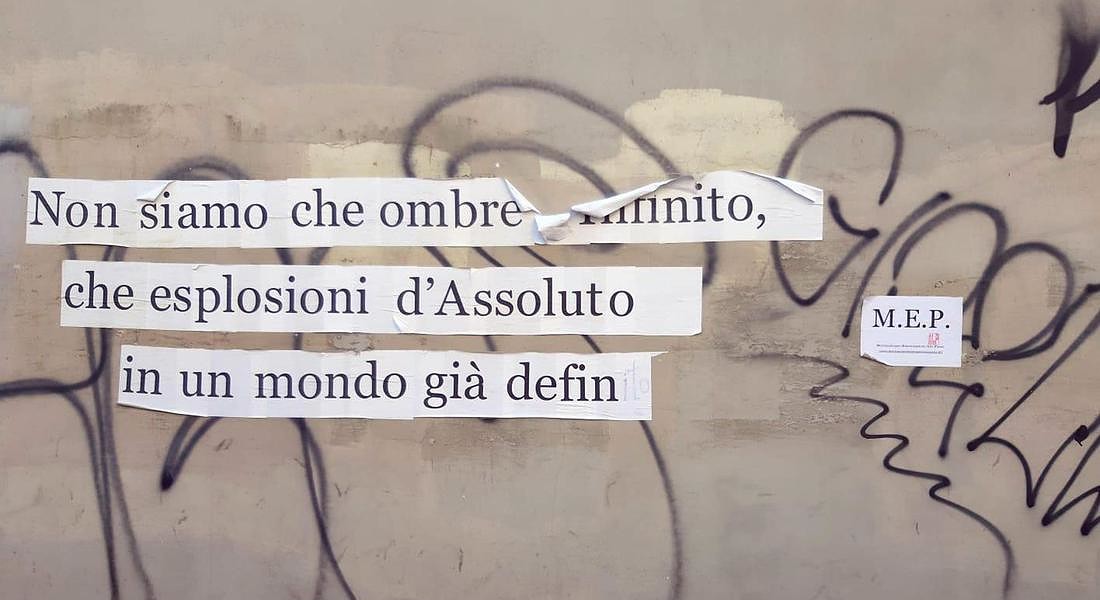 In una strada di Roma su un muro versi lirici: poesia di strada da M.E.P. (movimento emancipazione poesia) - foto di Alessandra Magliaro © ANSA