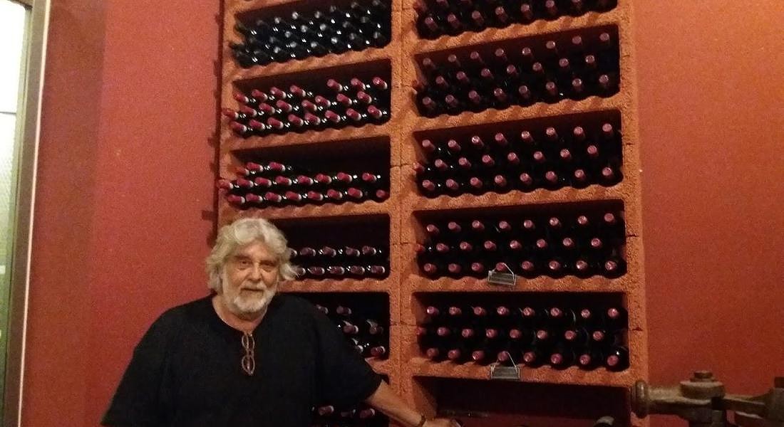 Vini invecchiati prenotati e conservati in cantina dal viticoltore Florio Terenzi © ANSA