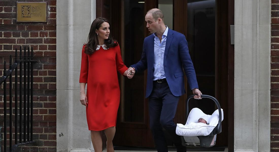 L'uscita dal St. Mary's Hospital di Londra di William e Kate con il piccolo George - 23 aprile 2018 © AP