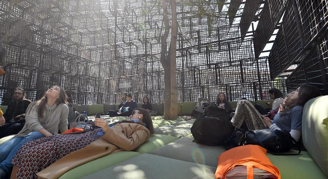 Milan Design Week: Fuori Salone. Regeneration, dieci grandi anelli quadrati composti da 688 moduli Komodo Ecowall in plastica rigenerata che creano un recinto architettonico all'aperto, uno spazio di benessere. Realizzato da Raffaello Galiotto. © ANSA