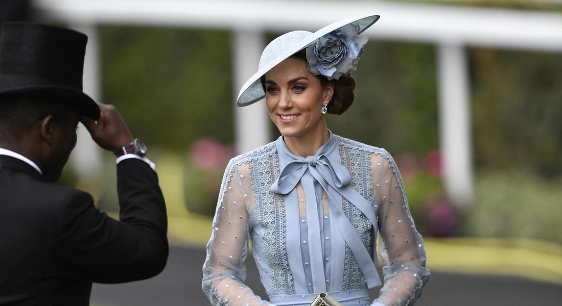 Kate Middleton al Royal Ascot. Indossa un abito blu pastello della collezione cruise del 2019 del designer libanese Elie Saab © EPA